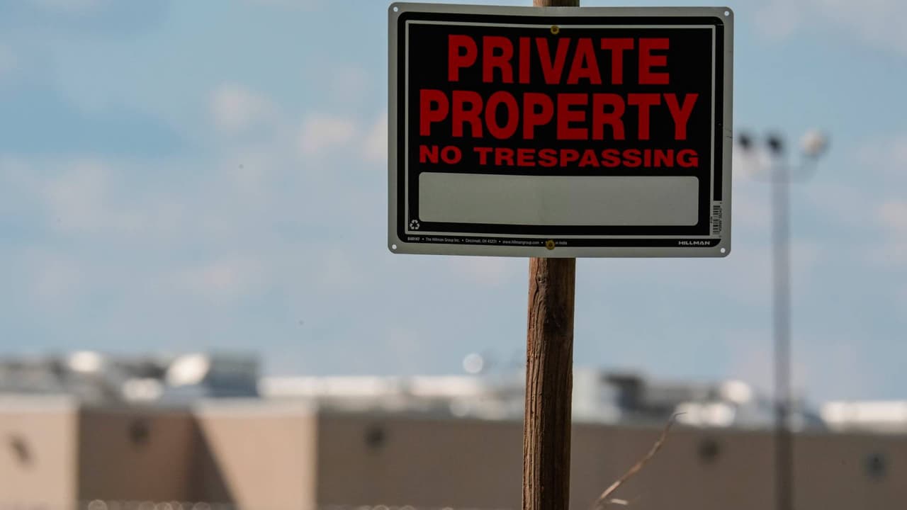 ¿Para qué usará? El DHS pagó más de $70 millones en efectivo por una bodega en Surprise 