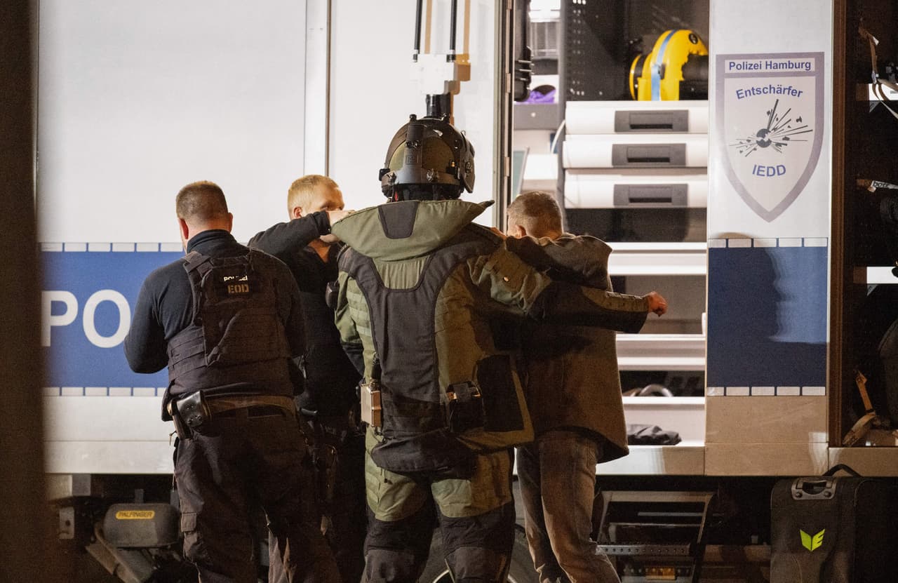 El jefe del gobierno alemán,
<b><a href="https://www.univision.com/noticias/mundo/olaf-scholz-canciller-alemania-sucesor-angela-merkel">Olaf Scholz</a></b>, denunció un "un acto de violencia brutal", y el alcalde de Hamburgo, el socialdemócrata Peter Tschentscher, dijo que las noticias eran "perturbadoras".