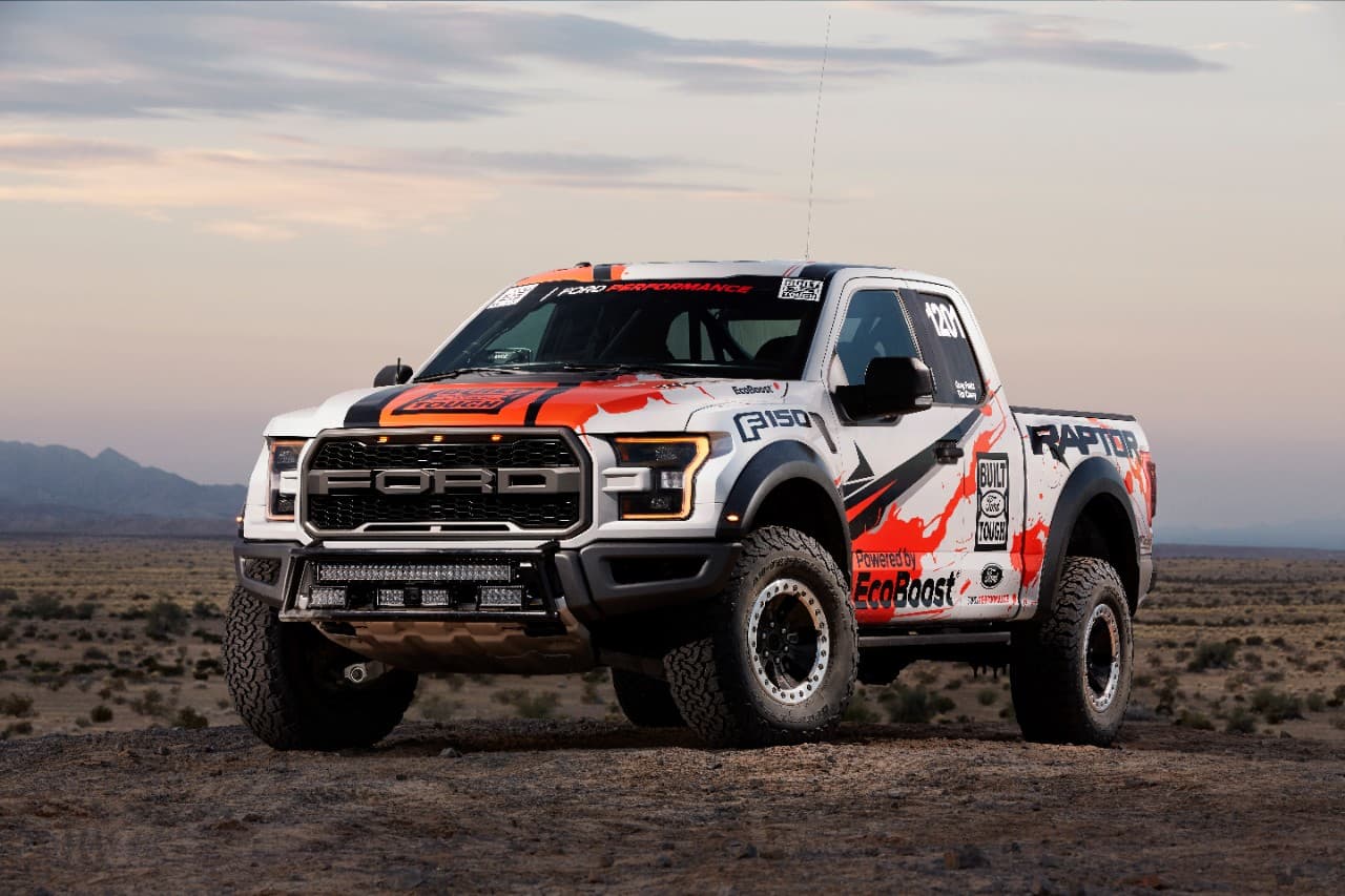Recordemos que 
<b>Ford ha participado con la F-150 Raptor</b>. En 2016 el modelo que participó fue desarrollado por Ford Performance y Foutz Motorsports. La pickup contaba con un motor V6 EcoBoost de 3.5 litros y 450 hp, jaula antivuelco, asientos especiales. Como suele pasar en este tipo de competencias extremas, el tanque de combustible tiene que ser preparado contra perforaciones.