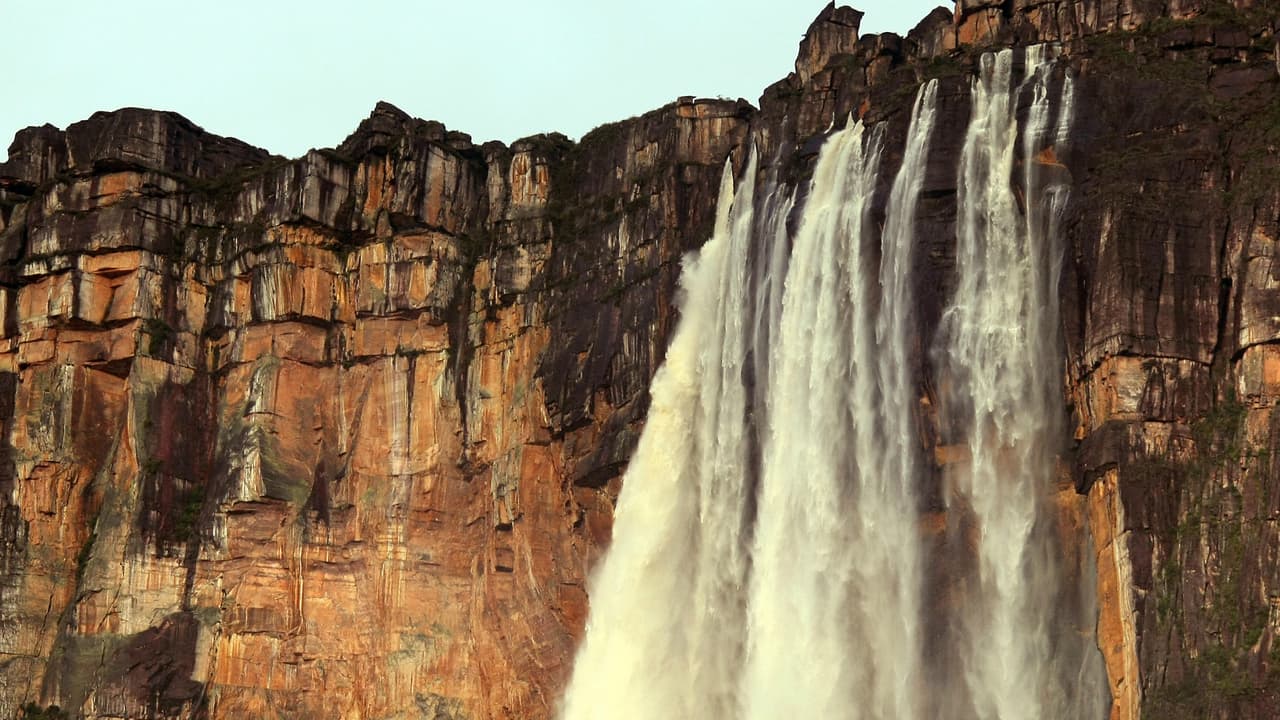 En el sector occidental del Parque Nacional Canaima, en Venezuala, está el Auyantepuy, uno de los tepuyes más conocidos del mundo (montañas planas de paredes verticales). De ahí nace la Catarata Salto del Ángel.
