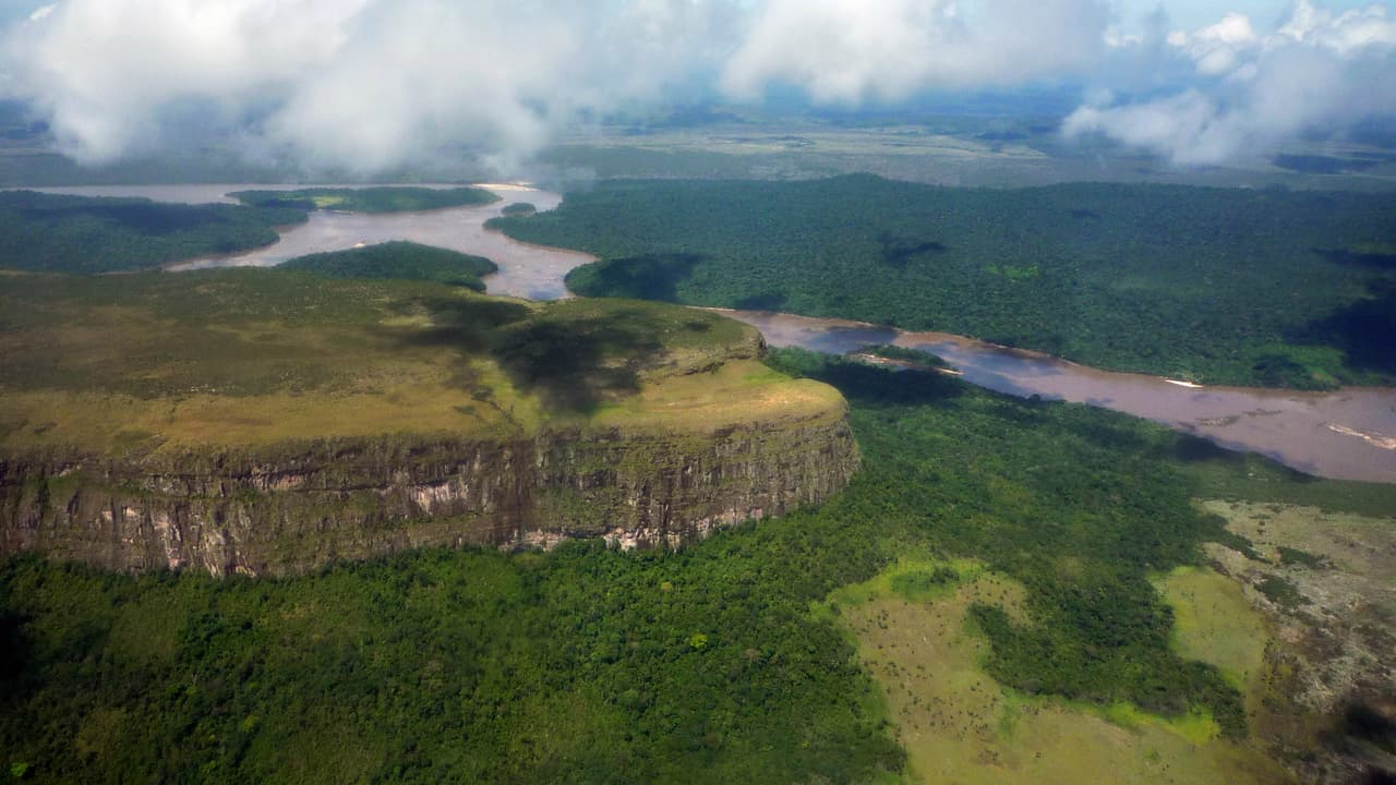 Con sus 979 metros de caída libre, la Catarata Salto del Ángel, es la más alta del mundo. | Todos estos escenarios naturales son un llamado para preservar el medio ambiente y convertirnos en los guardianes de estos regalos que el Planeta Tierra nos ha dado.