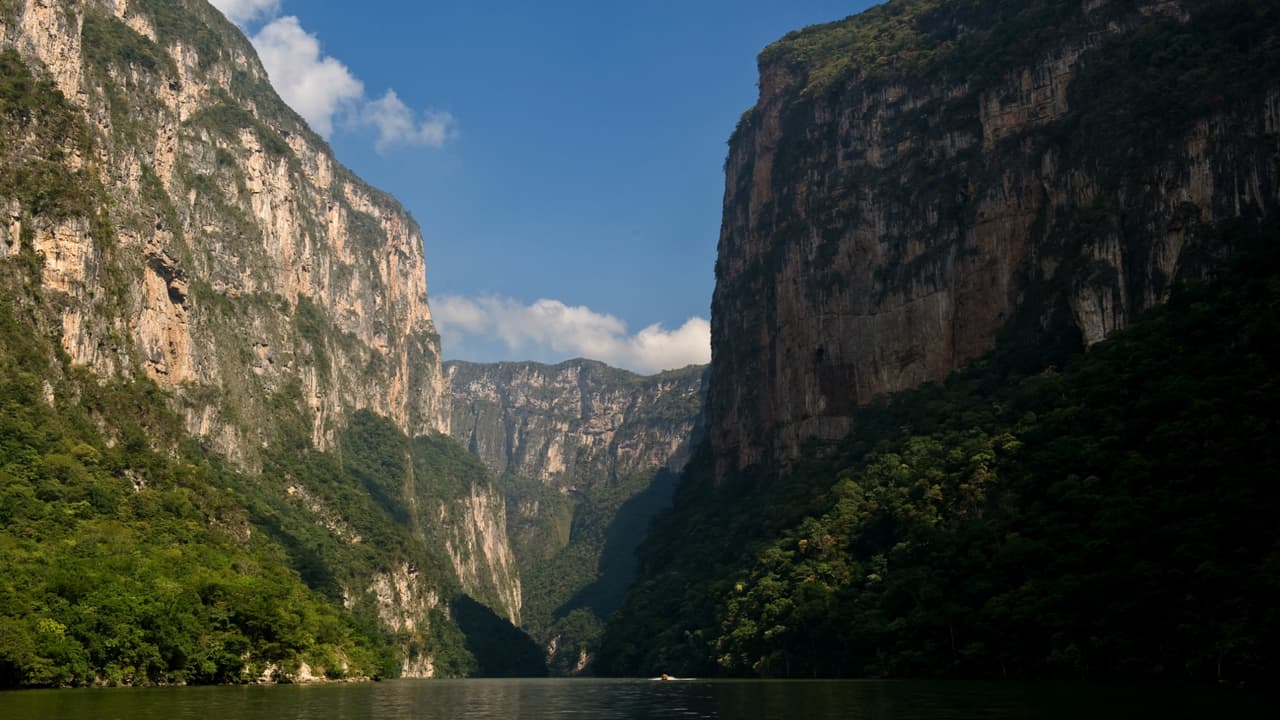 El Cañón del Sumidero, es un canal de gran profundidad situado a cinco kilómetros de Tuxtla Gutiérrez, Chiapas (México). Más largo y más profundo que el Gran Cañon de Colorado en Estados Unidos, el Cañón del Sumidero es santuario natural de especies y vegetación únicas del sur del país.