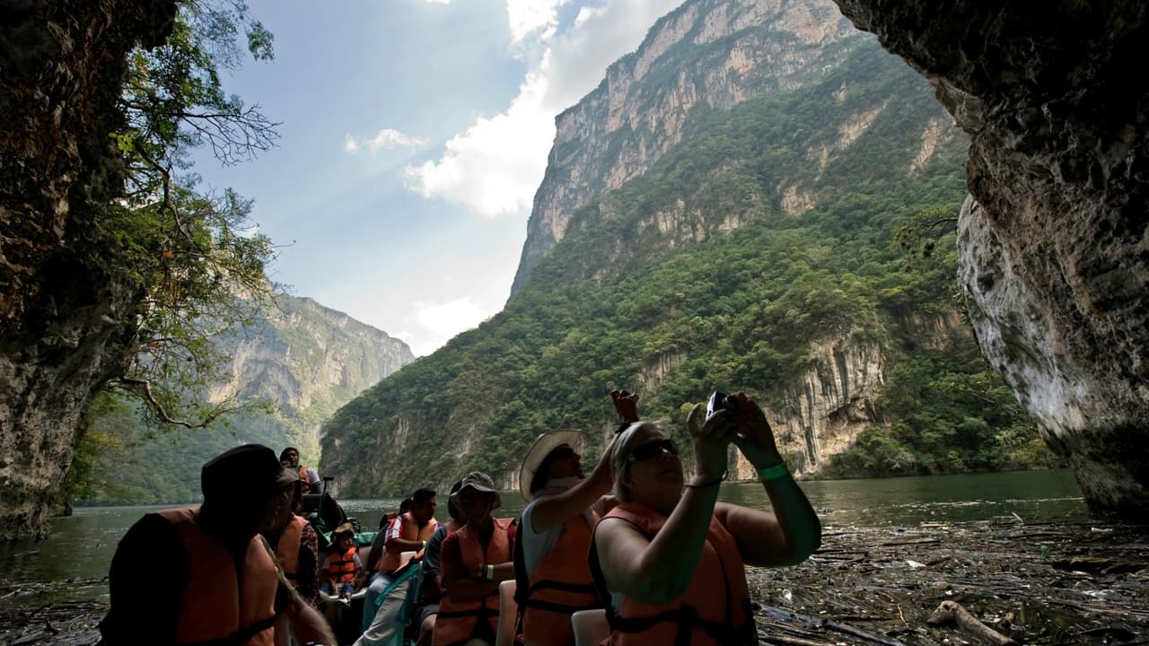 El Cañón del Sumidero se levanta sobre el cauce del río Grijalva y cada año es la atracción turística más importante de la capital chiapaneca, pues sus formaciones naturales dan origen a diversas leyendas que se conjugan con la maravillosa postal que ofrece.
