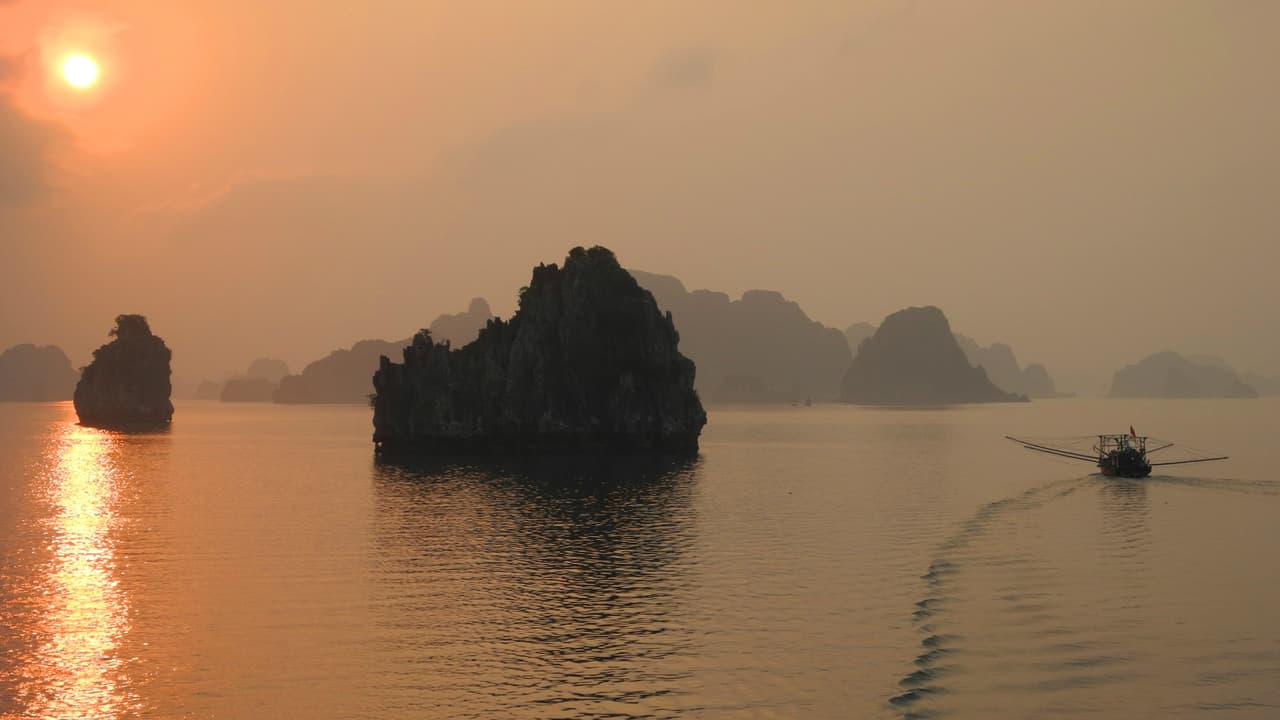 El laberinto de Rocas de Vietnam se ubica en la Bahía de Halong y es para muchos el paisaje más hermoso del país asiático. En este lugar lleno de misterio y belleza, el hombre supo adaptarse a la naturaleza en una bahía salpicada de formaciones rocosas kársticas e islas.