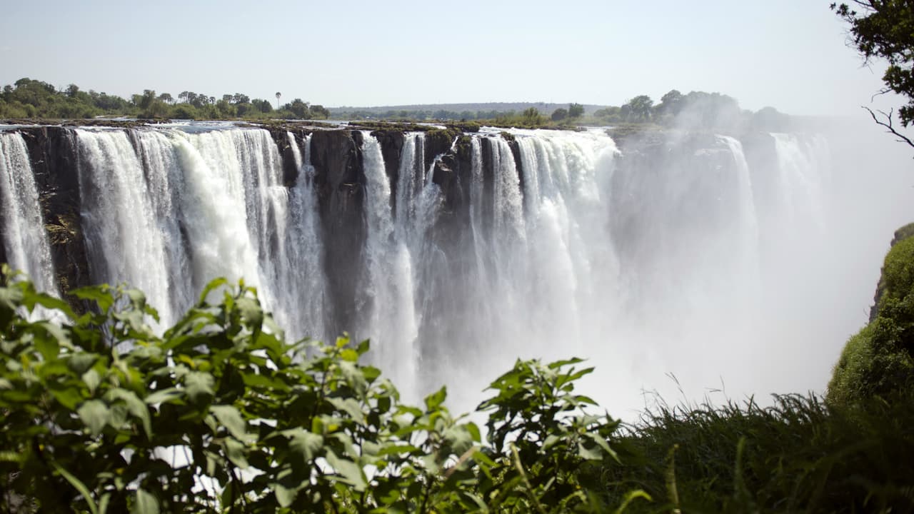 Ubicadas en la frontera con Zambia, localmente se les conoce como 'Mosi-oa-Tunya' o 'Humo que truena'.