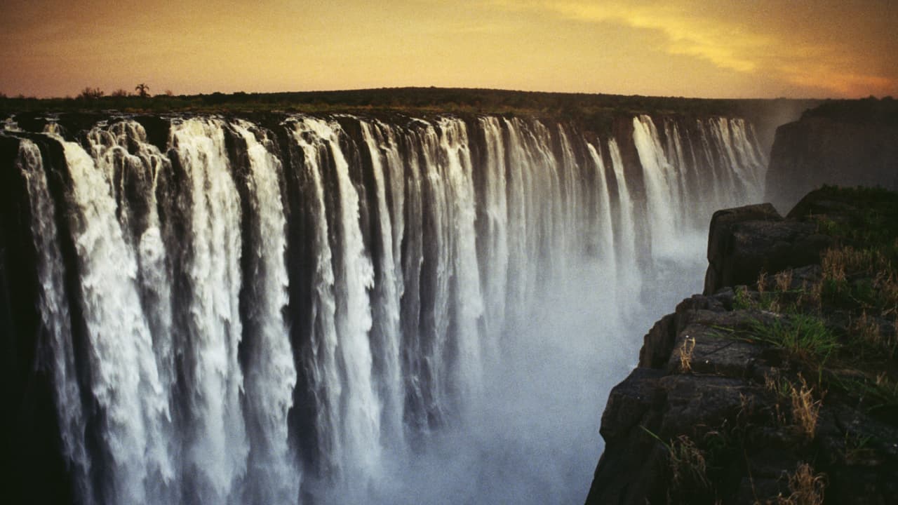 Zimbabwe, al sur África, posee un encanto propio natural: las cataratas Victoria, un gran salto de agua (aproximadamente de 1,6 kilómetros de ancho y 128 metros de altura) proveniente del río Zambeze.