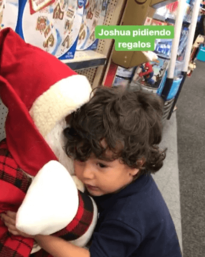 Mientras que su hijo Joshua le pide regalos a Santa con un tierno abrazo.