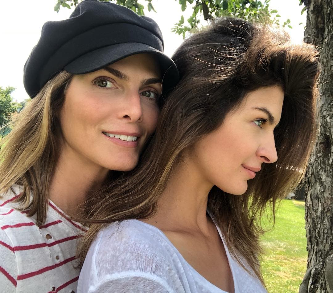 Con respecto a tener hijos, considera que ya se le pasó el tiempo para poder embarazarse, por lo que si quisiera tenerlos, optaría por la adopción.