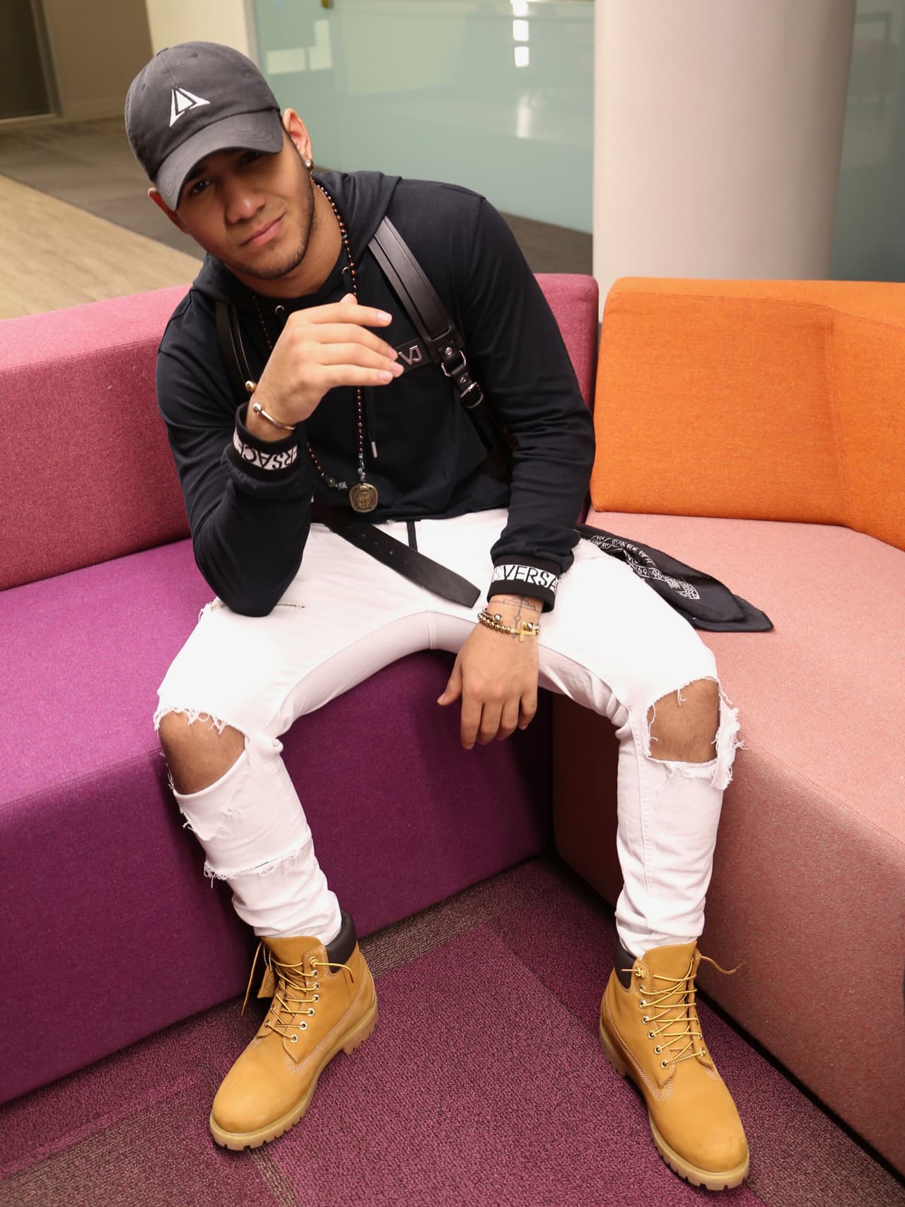 Los jeans rotos y accessorios fuera de lo común, como bandanas y tirantes, nunca pueden faltar en su vestimenta.