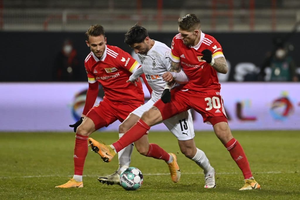 Union Berlin y Mönchengladbach repartieron unidades tras igualar a un tanto; llegaron a 29 y 32 unidades, respectivamente.