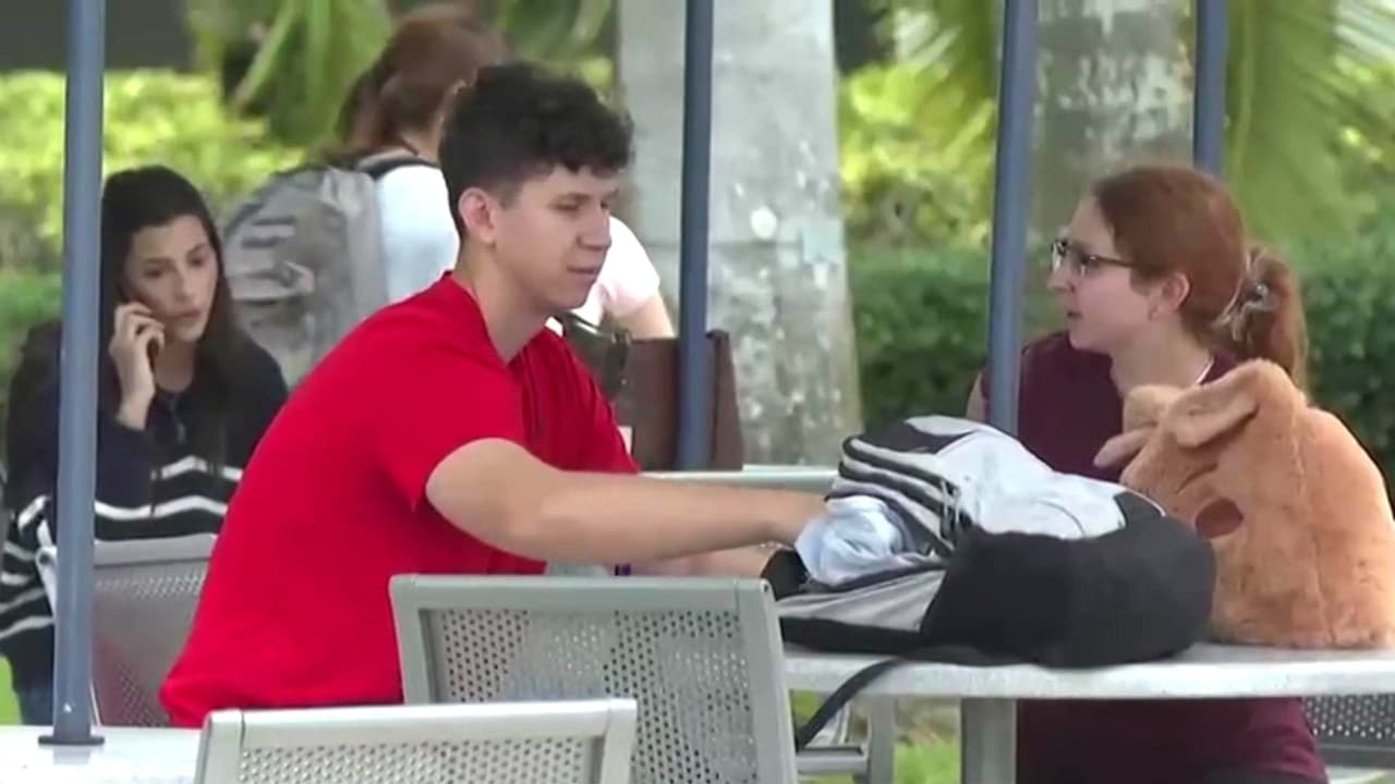 Jóvenes reaccionan a restricción de estudiantes sin estatus migratorio en universidades de Florida