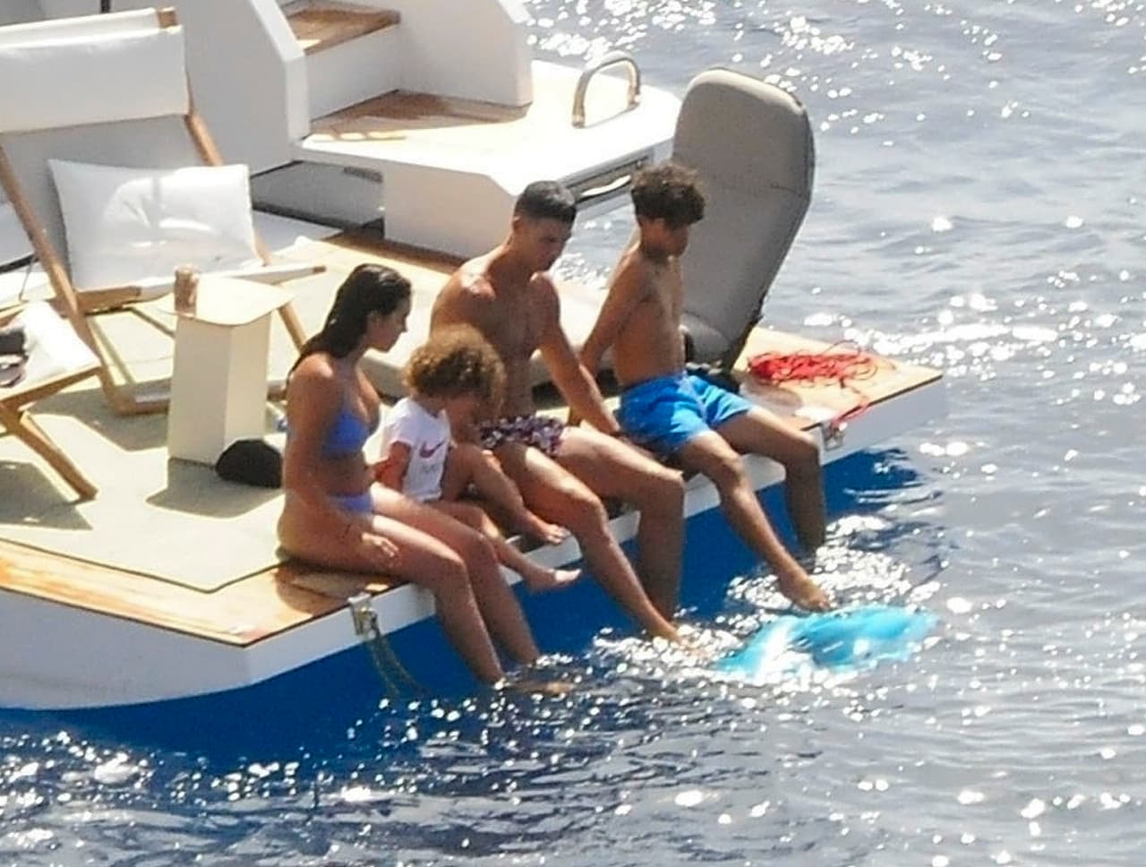 La embarcación es capaz de alcanzar los 28 nudos, gracias a dos motores de 
<b>1,900 caballos. </b>
<br>