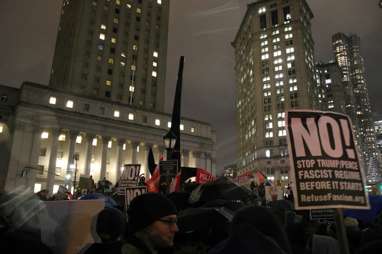 La llovizna persistente no mermó el ánimo de los manifestantes que se reunieron a establecer resistencia al nuevo gobierno a unas horas que Trump tomara posesión del cargo presidencial.
