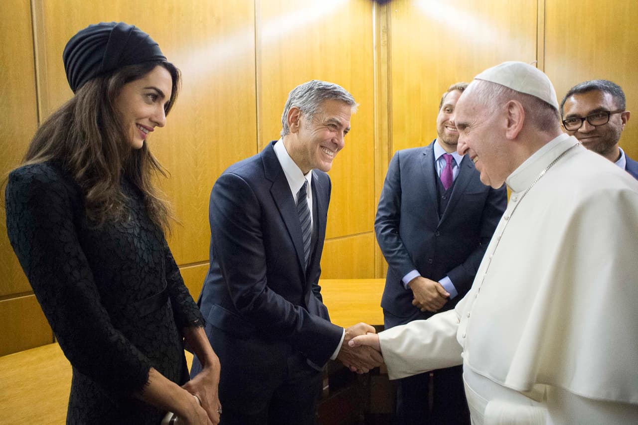 En la audiencia el Papa Francisco reconoció la labor de George Clooney y su esposa Amal Alamuddin por Scholas Ocurrentes y de la que Clooney es miembro.