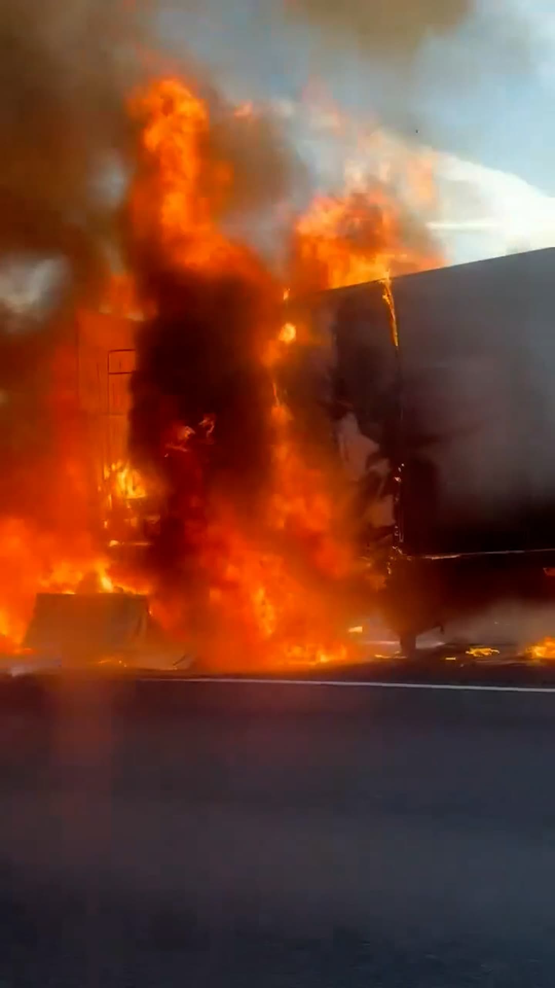 Un camión Tesla se incendia en la carretera