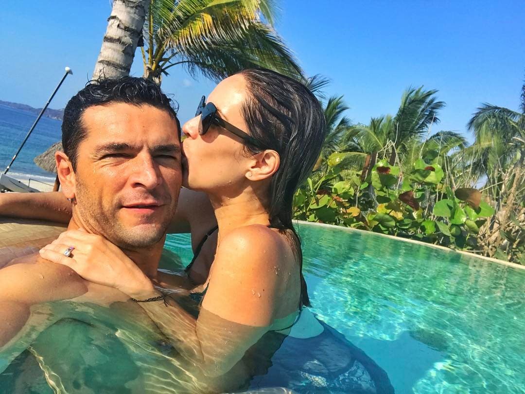 La pareja vivió su amor en pareja por varios meses hasta que la cigüeña tocó a su puerta y los sorprendió con un par de gemelos, cambiándoles la vida por completo.