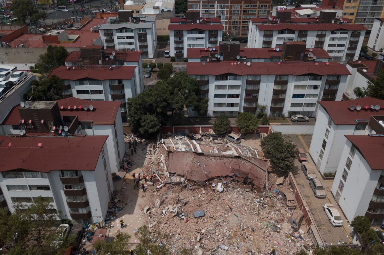 Vista aérea de los restos de un edificio derrumbado en Tlalpan, en el suroeste de la ciudad de México.