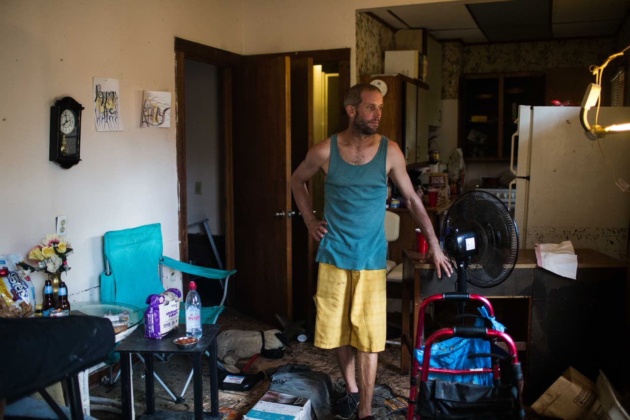Oden Robert, de 40 años, en la casa que hasta ahora rentaba en Tavernier Key, Florida, y en la que pasó el huracán junto a su madre de 62 años, su hermano de 24 y un amigo. Cuando el agua empezó a subir demasiado, montó varios colchones y un mueble encima de una cama y allí esperaron los cuatro a que apaciguara la tormenta. Hoy esta casa huele fuerte a océano y a podrido. "No es la primera vez que tengo que empezar de cero por una mujer. Pamela, Wilma, Irma...", dice Oden. Almudena Toral/Univision Digital