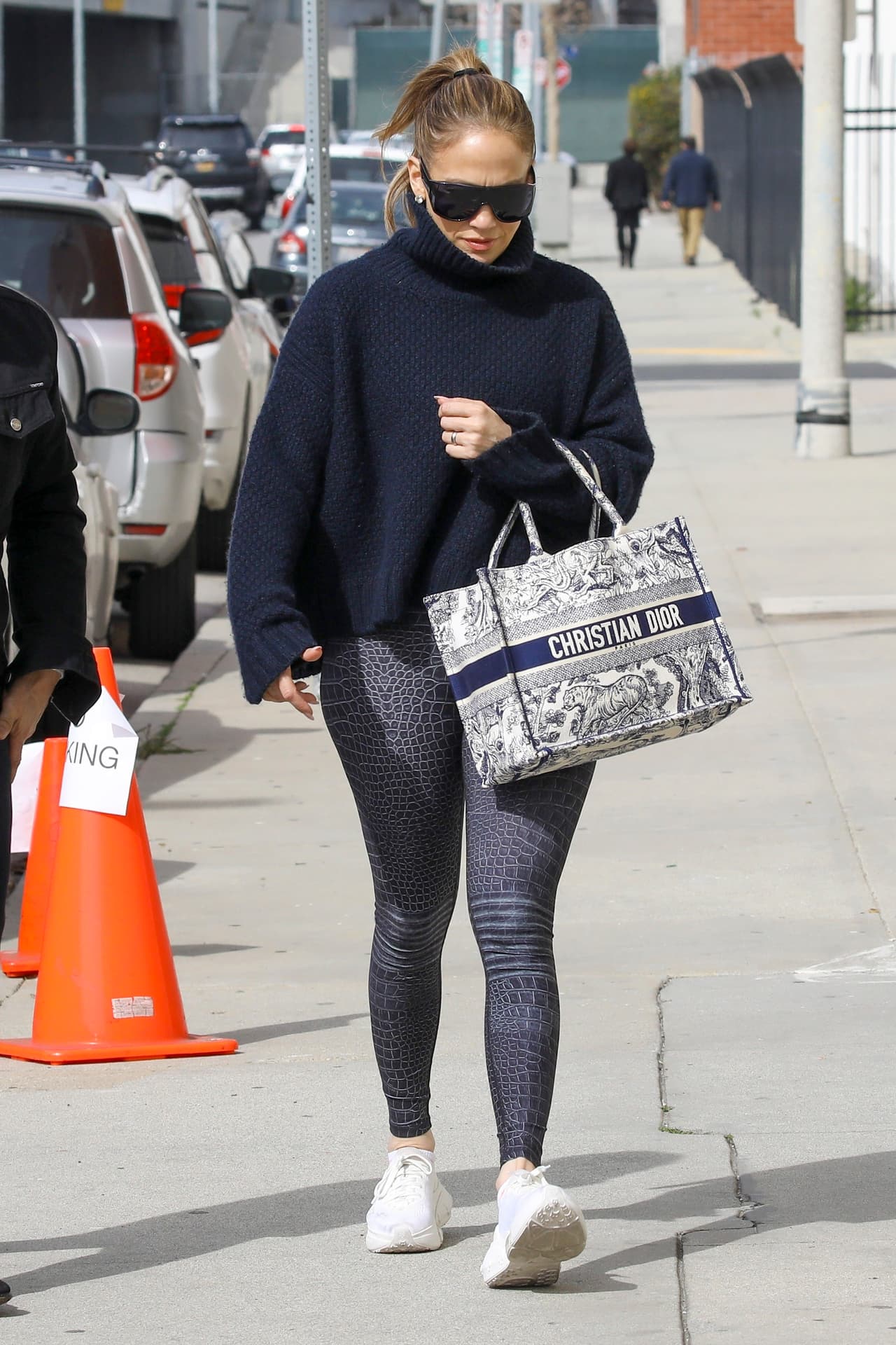 La artista recogió en una coleta su cabello y gracias a unos lentes de sol color negro cubrió gran parte de su rostro.
<br>