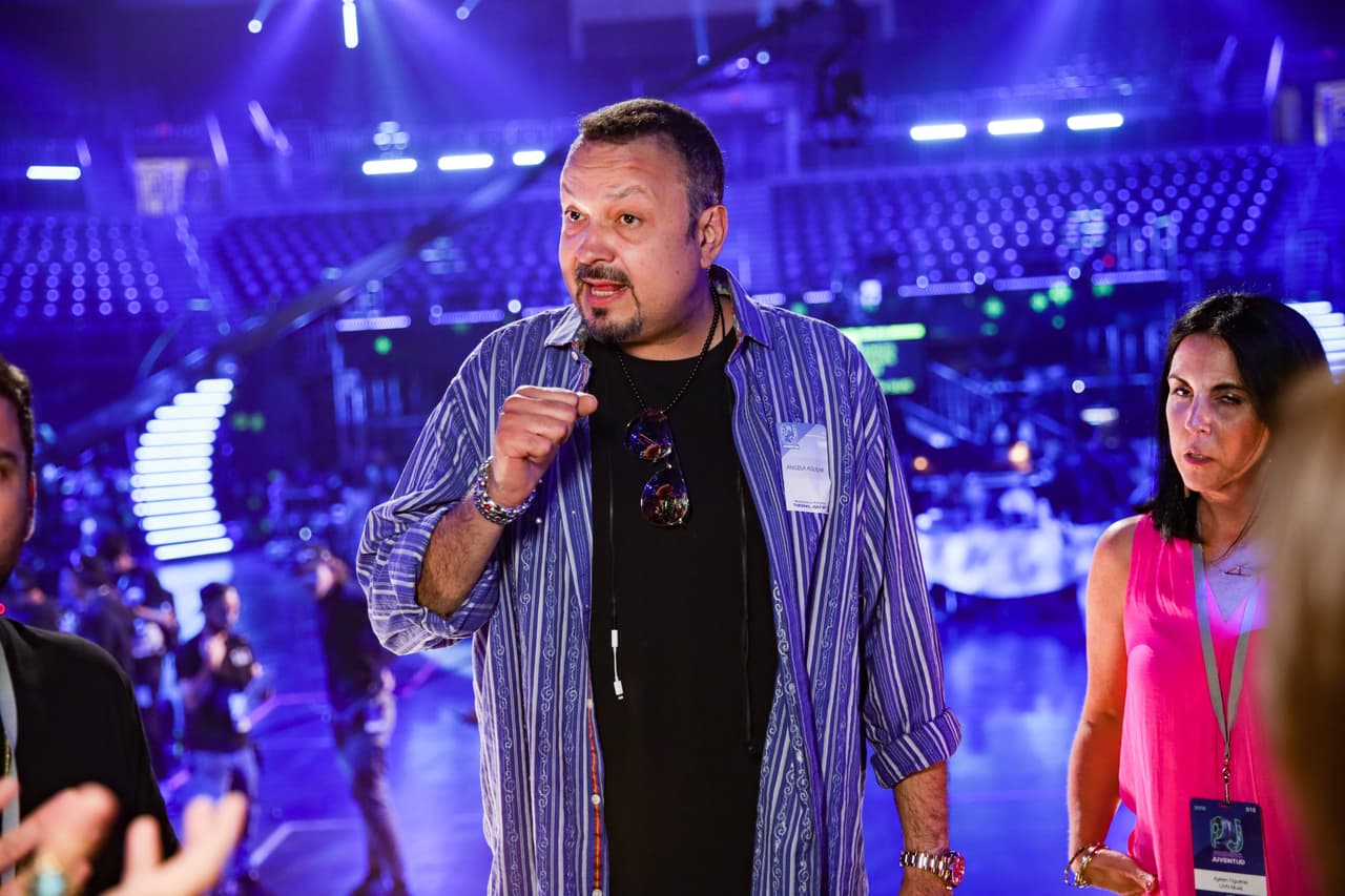 La idea original fue de Pepe Aguilar, padre de Ángela, quien funge como productor. Como podemos ver, no perdió ningún detalle del ensayo.