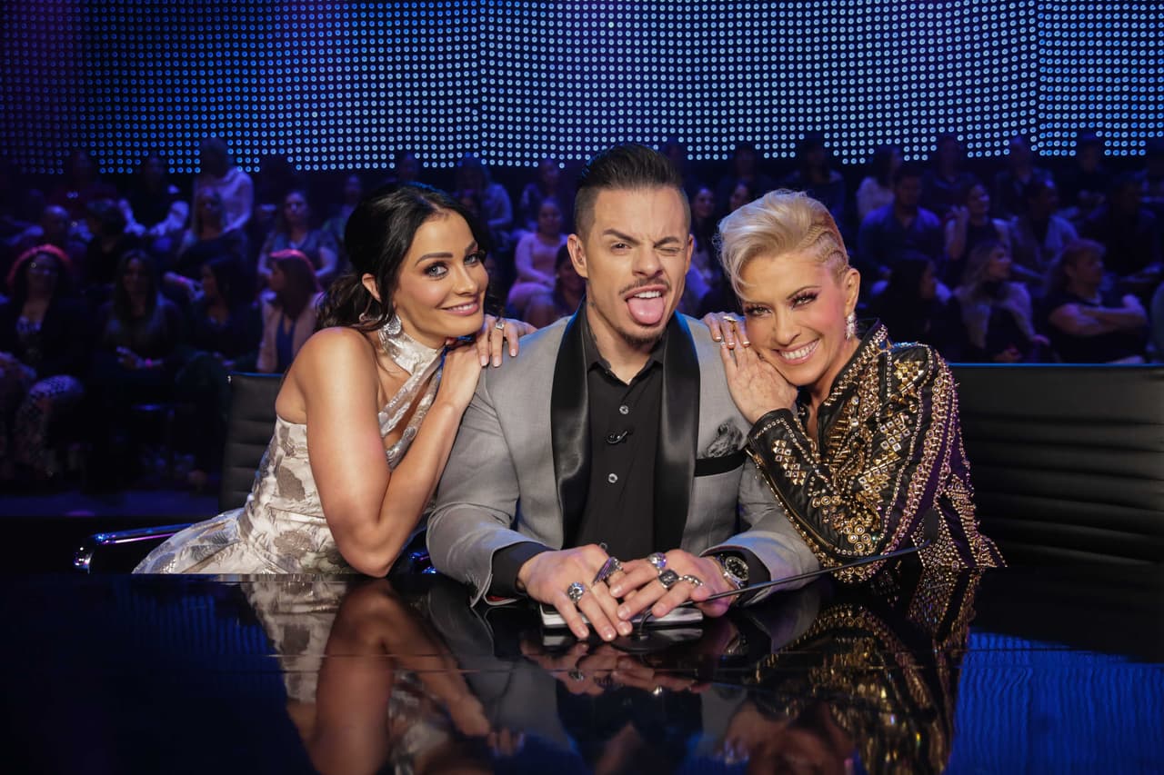 Y mientras ella posaba entonces los jueces empezaron a jugar.