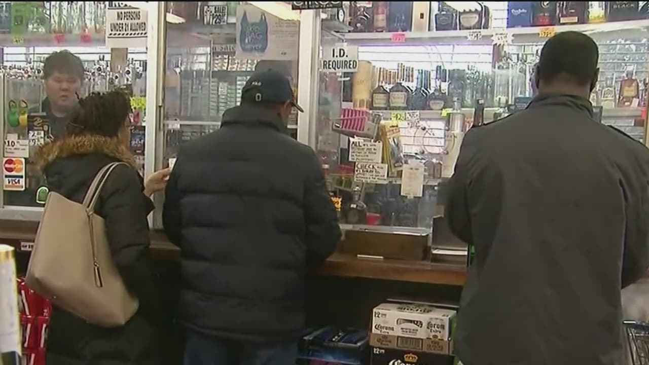 Fiebre de la lotería por los 500 millones de dólares que sortean en el Powerball