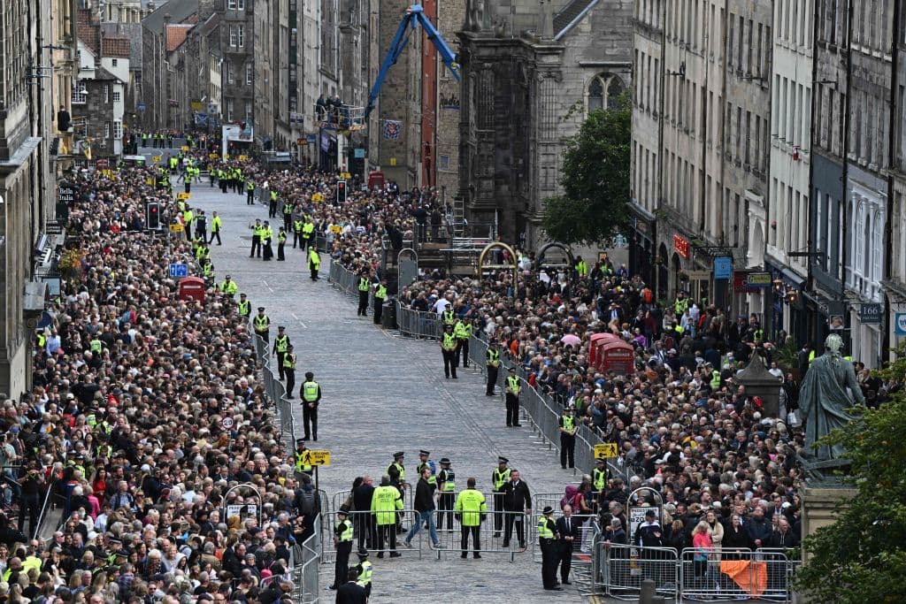 Así se veían las multitudes en la arteria principal de Edimburgo, 
<i>The Royal Mile</i>, este 12 de septiembre de 2022, antes del paso del féretro de la reina Isabel II.