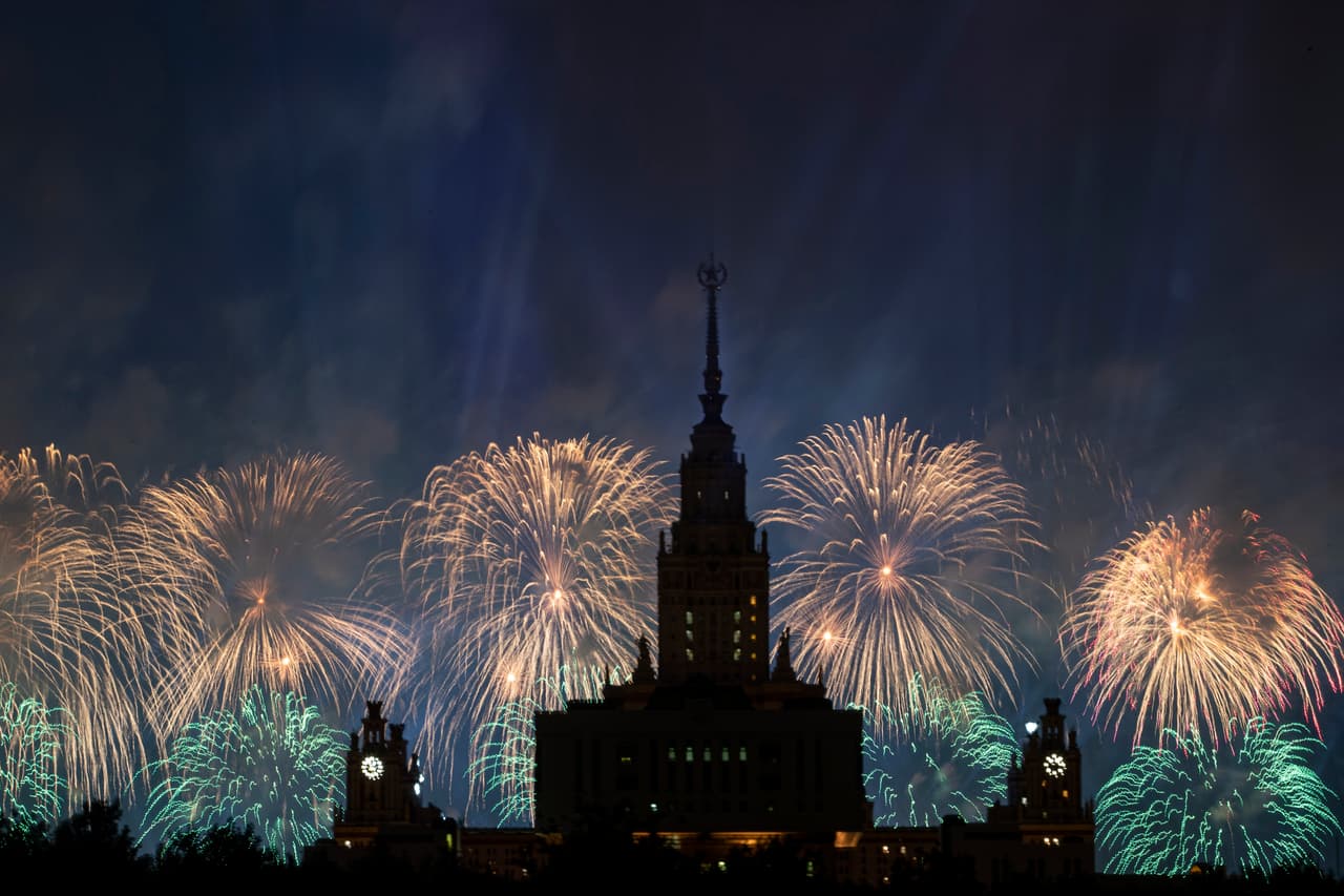 Docenas de veteranos -la gran mayoría con más de 90 años- pudieron observar la clausura del Día de la Victoria, en la que e incluyó los tradicionales fuegos artificiales que explotaron encima de lugares emblemáticos como la Universidad de Moscú.
<br>
<br>
<br>