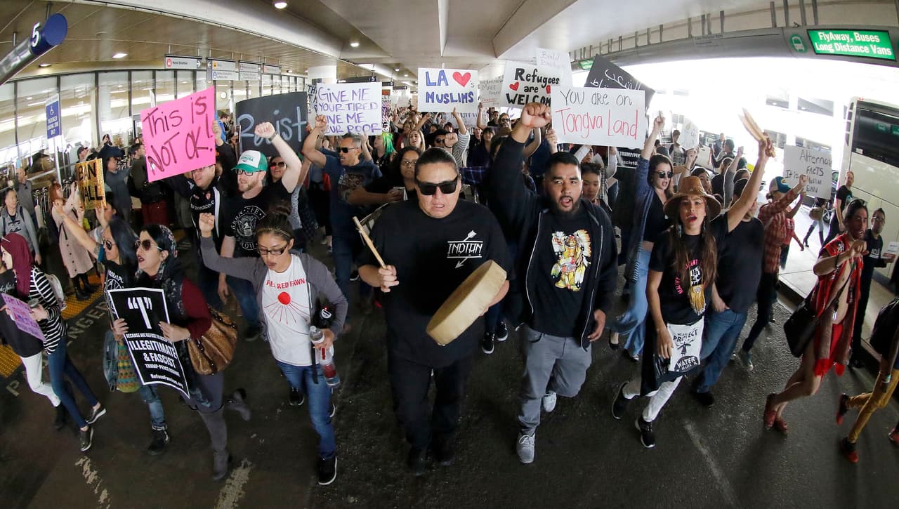 Miles marchan en LAX contra el veto de entrada en EEUU a ciudadanos de 7 países y a refugiados