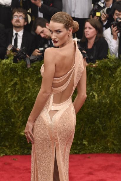 Rosie Huntington-Whiteley, llegó con un vestido espectacular.