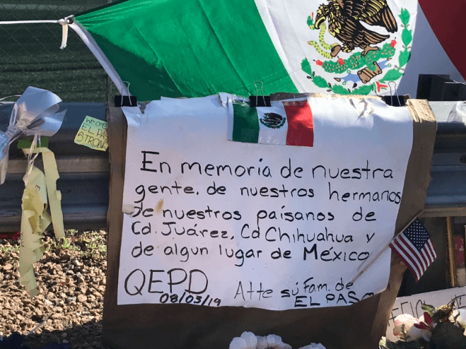 Uno de los letreros en los altares que había hace un año frente al Walmart de El Paso. "En memoria de nuestra gente, de nuestros hermanos, de nuestros paisanos de Ciudad Juárez, Ciudad Chihuahua y de algún lugar de México", dice. En el manifiesto que se atribuye al autor del atentado, afirma que su objetivo era detener la "invasión hispana" a Estados Unidos.