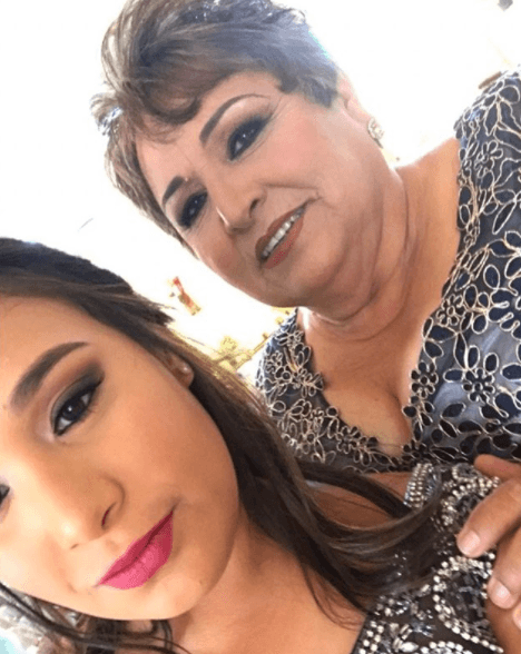 A través de sus redes sociales, Valentina Elizalde también ha compartido imágenes en las que aparece junto a su abuelita doña Camila Valencia.