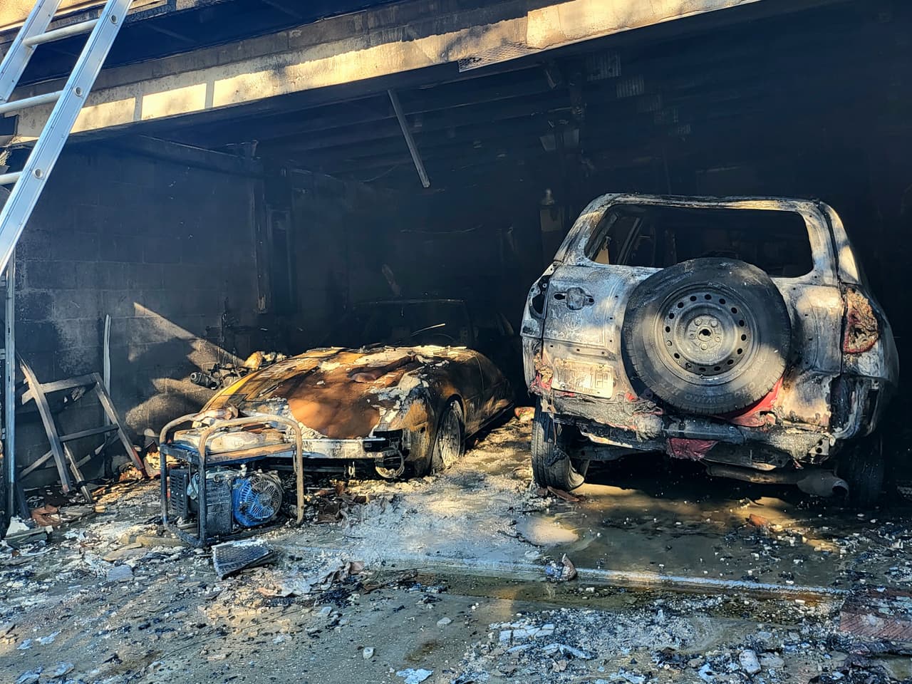 Un garaje se incendió y las llamas consumieron tres vehículos, incluyendo una motocicleta, en Riverview, en la Bahía de Tampa. El fuego se originó la tarde del 8 de octubre cuando el residente de la vivienda cambiaba la bomba de gasolina de uno de los automóviles. El Departamento de Bomberos del condado Hillsborough acudió a sofocar las llamas y no se reportaron personas lesionadas.