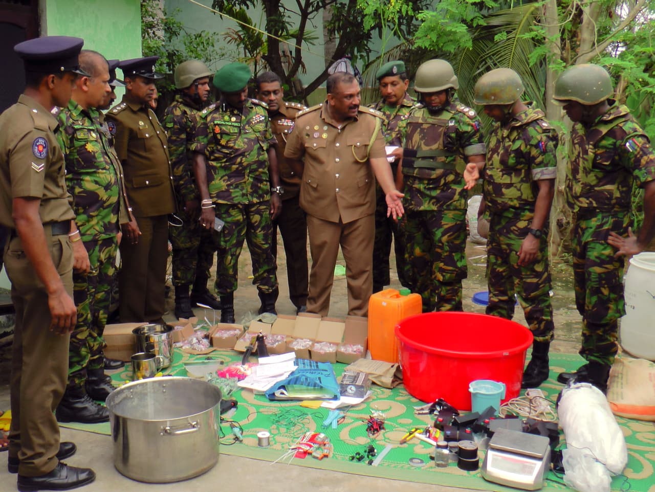 Según declaraciones del Ejército, como parte de la redada se encontraron explosivos y diferentes sustancias para fabricarlos, detonadores, ‘kits suicidas’, uniformes militares y banderas y estandartes del grupo extremista Estado Islámico, también conocido como ISIS.
<br>