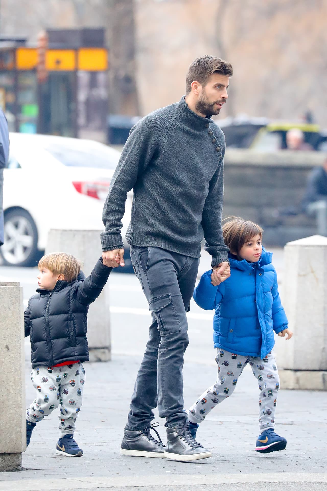 También pasearon por el parque, donde el futbolista español se dio cuenta de que era seguido por unos fotógrafos, a los que no dudó en enfrentar.