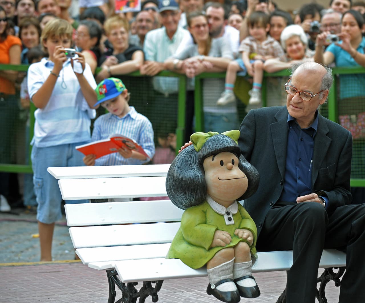 Quino junto a una escultura de Mafalda en el barrio porteño de San Telmo, Buenos Aires, en 2009. La escultura fue colocada frente a la casa donde el artista creó su famoso personaje en los años sesenta y desde entonces es un lugar de peregrinación, donde se forman largas filas para tomarse fotografías.