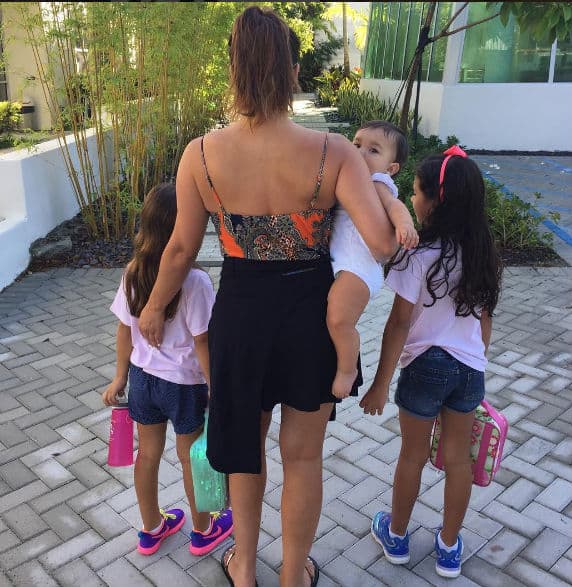Bárbara Bermudo disfruta andar en 'chancletas' mientras lleva a sus hijas al campamento de verano.