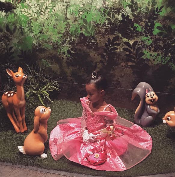 North West, la hija de Kim Kardashian, disfruta como una princesa en Disneyland.