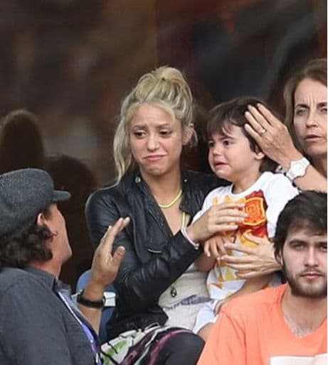 No todo es alegría en vacaciones: el hijo de Shakira no puede evitar la tristeza de ver al equipo de su papá perder un partido de fútbol contra Italia.
