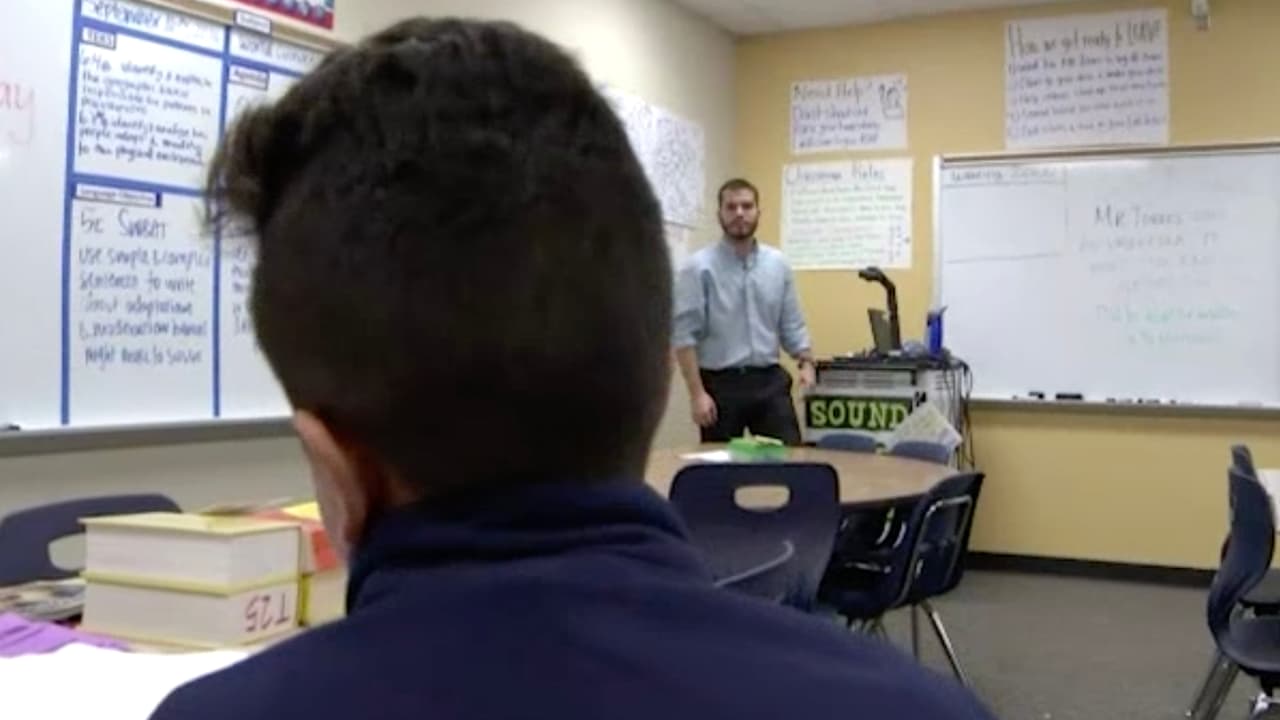 Si se le dice al maestro de manera privada, usualmente ellos no revelan el nombre del alumno que hizo
<a href="https://www.univision.com/local/houston-kxln/que-debo-hacer-si-mi-hijo-tiene-un-arma-escondida-en-casa-la-policia-responde-video" target="_blank">el reporte para que se sientan seguros</a>, señalan autoridades.