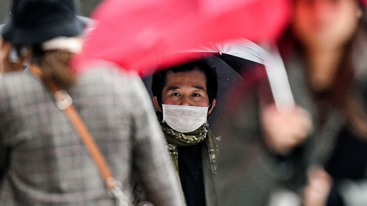 Las personas tiene que experimentar los síntomas asociados con el covid-19 y haber estado expuestos al virus. 
<br>