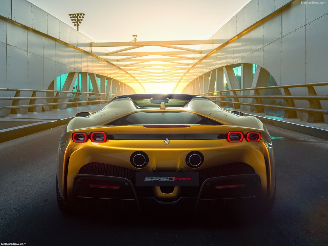 Por otra parte, el Ferrari SF90 Spider también es capaz de recorrer 
<b>15.5 millas (25 kilómetros) sin usar una sola gota de gasolina</b>, sino que más bien utiliza la energía eléctrica que almacena en su batería de 7.9 kilovatios-hora.