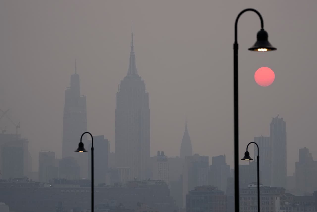 En esta fotografía de Seth Wenig, pareciera que el farol alumbrara al sol. Los colores grises y naranjas producen miedo en algunas personas.