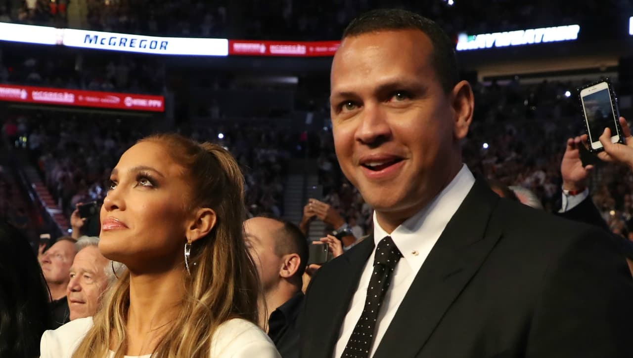 Sorprenden a la mamá de Kim Kardashian con el bate de A-Rod en la mano (mira la foto)