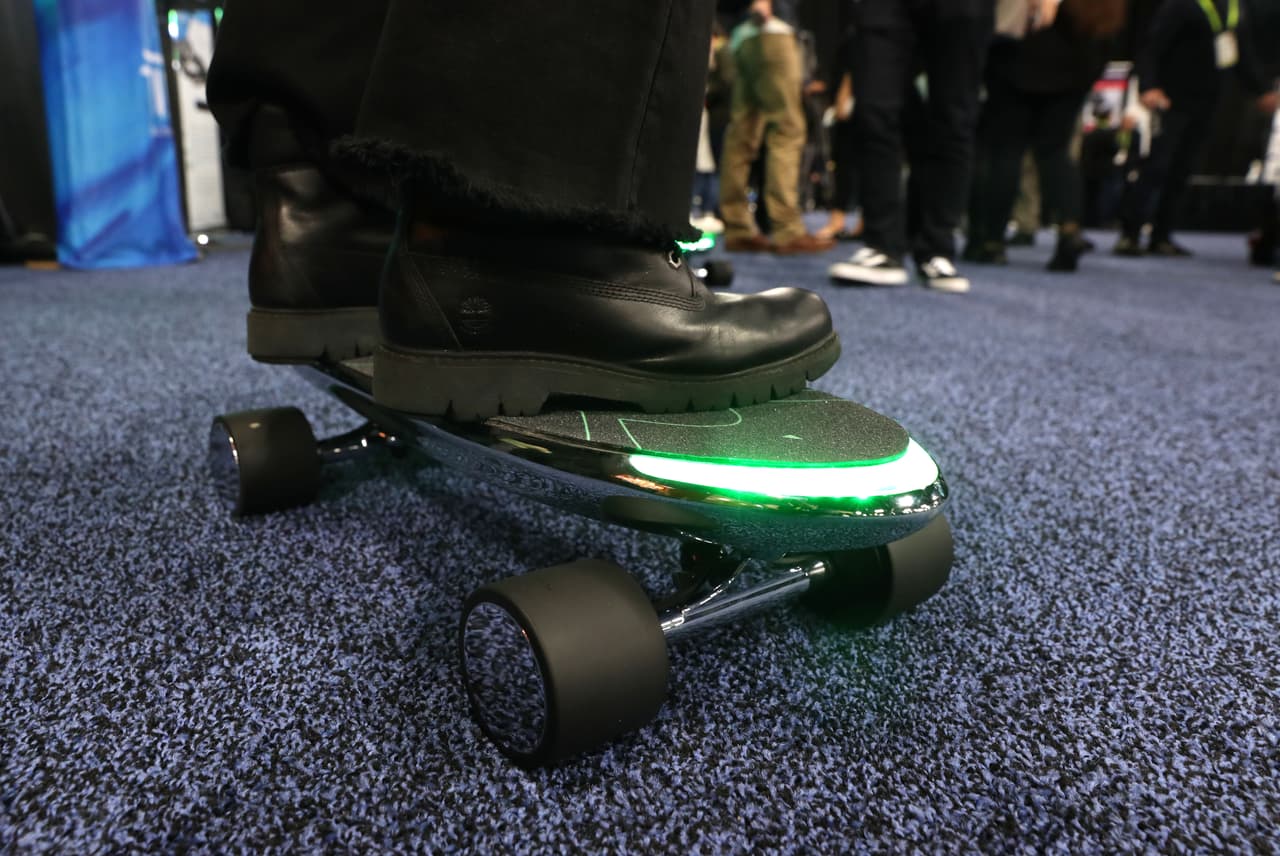 <b>Patineta Spectra X. </b>Un monopatín eléctrico que avanza o retrocede según la distribución del peso del usuario sobre la tabla.