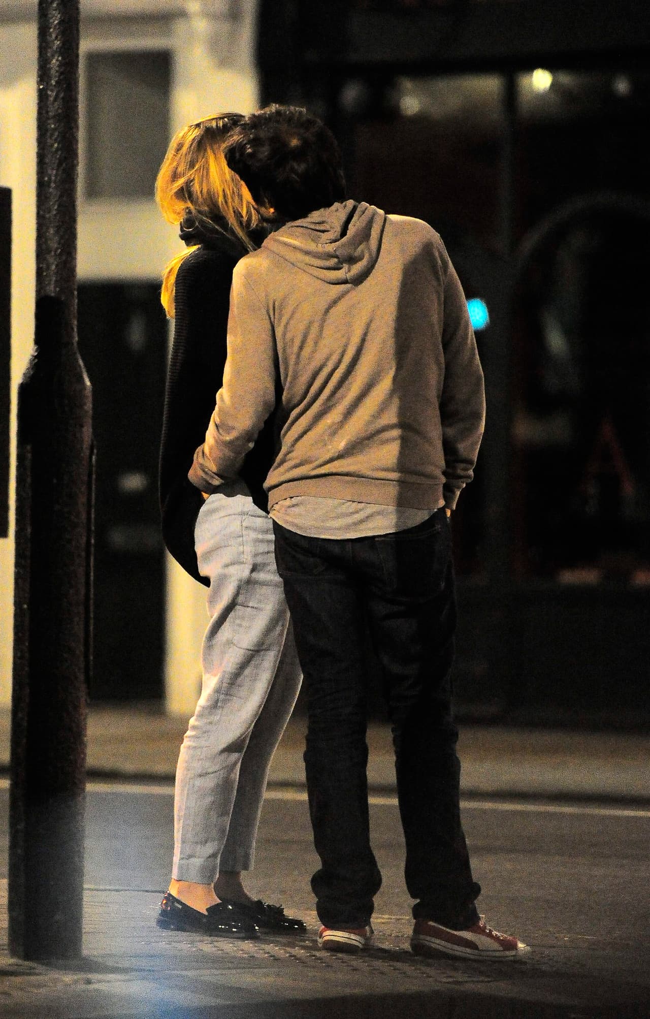 Diego le hablaba cariñoso al oído.