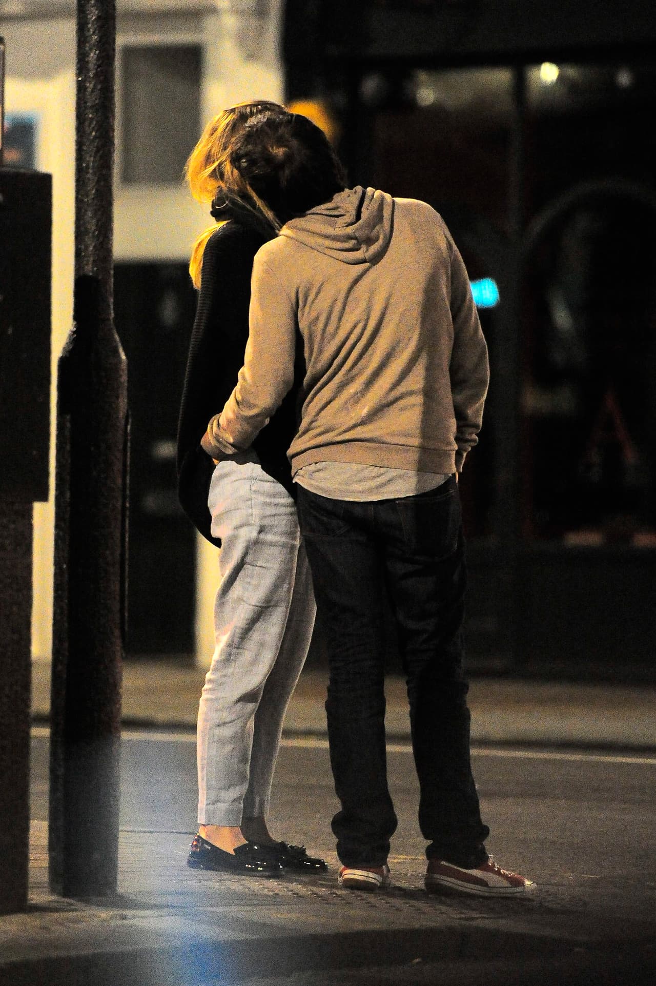 Pronto, los dos comenzaron una sesión de besitos.