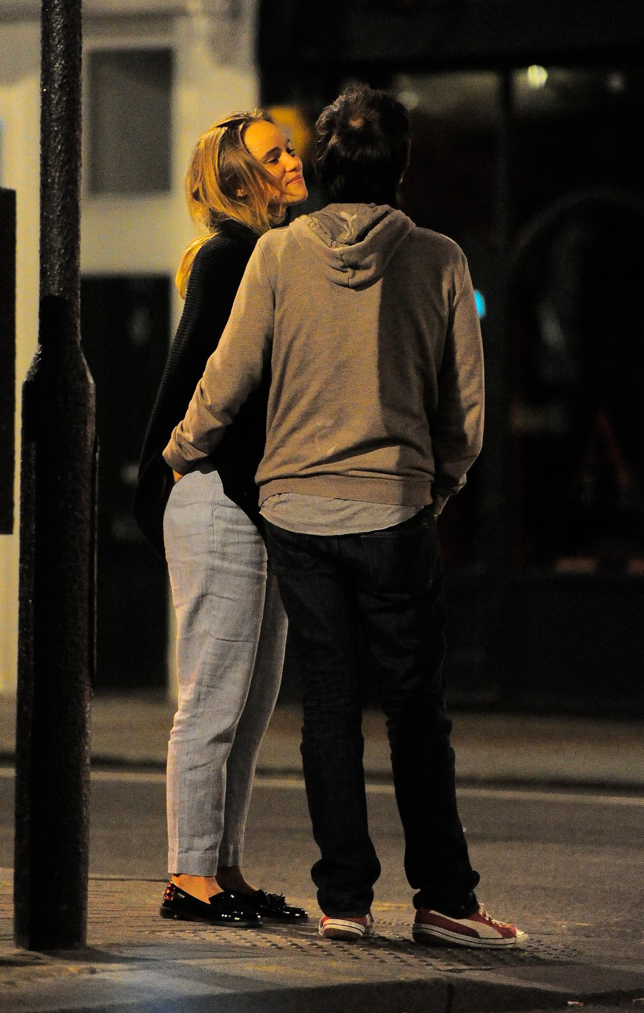 También se le ubica por ser la ex novia de Bradley Cooper.