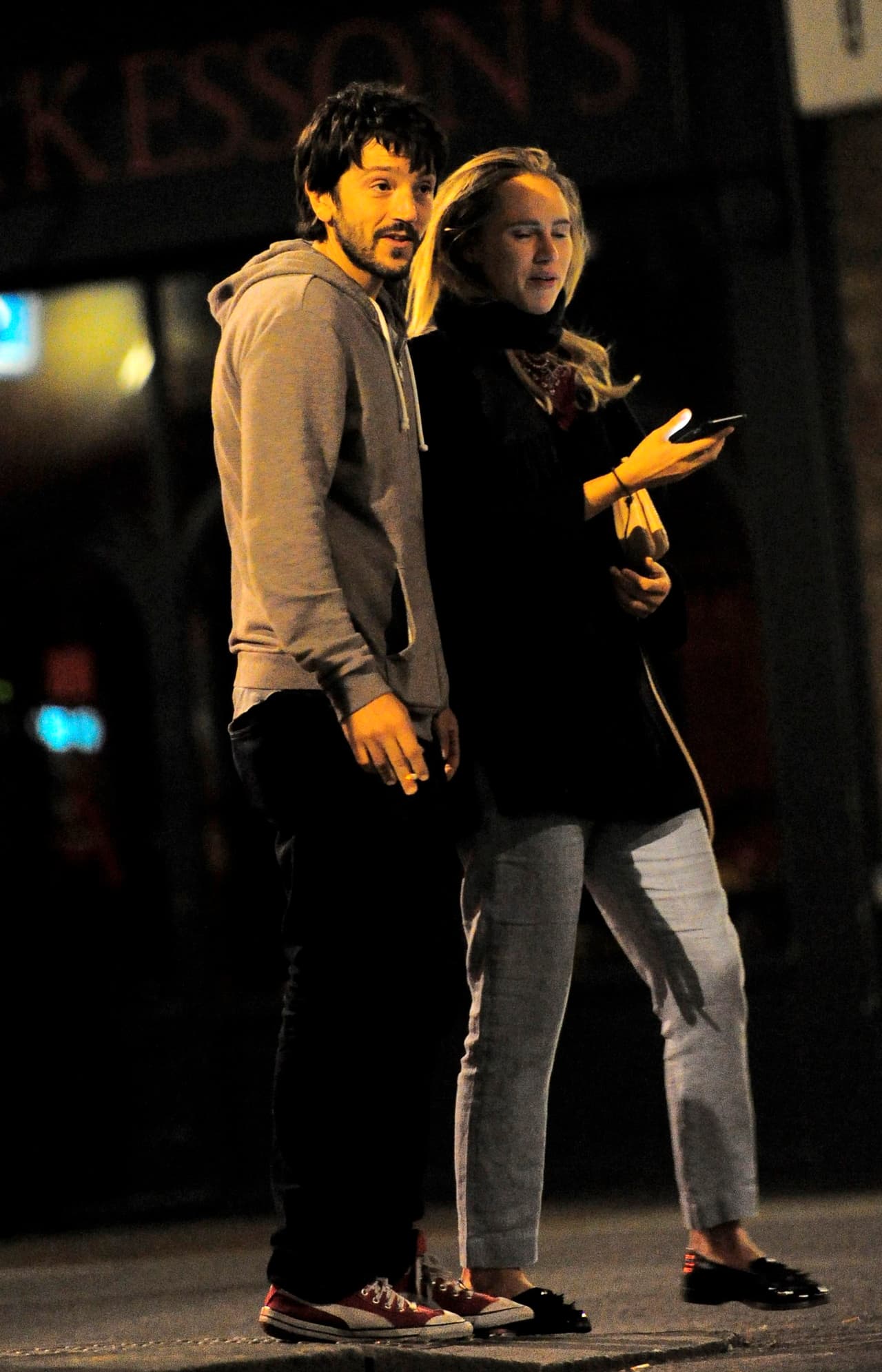 Diego Luna y Suki Waterhouse fueron pillados en pleno 'date'.