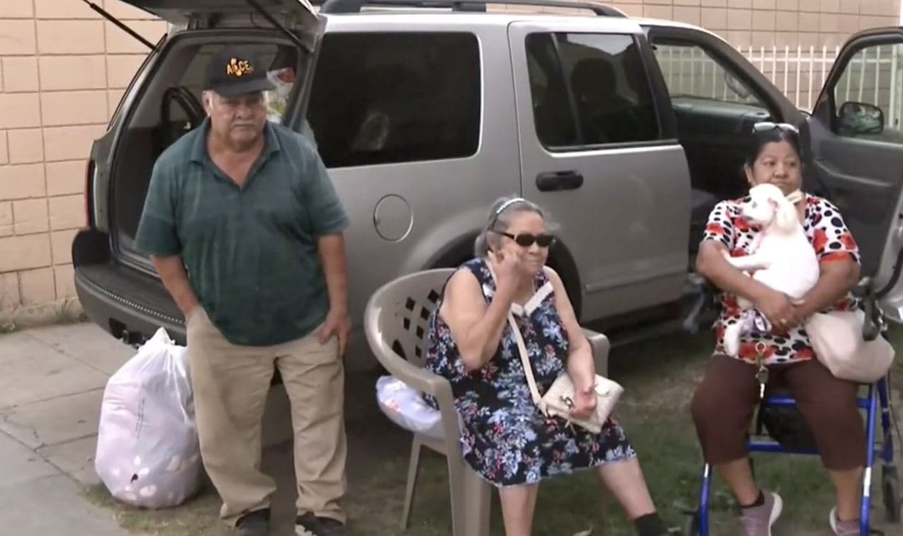 "Rompieron chapas y todo": pareja de ancianos es desalojada de su casa en plena pandemia